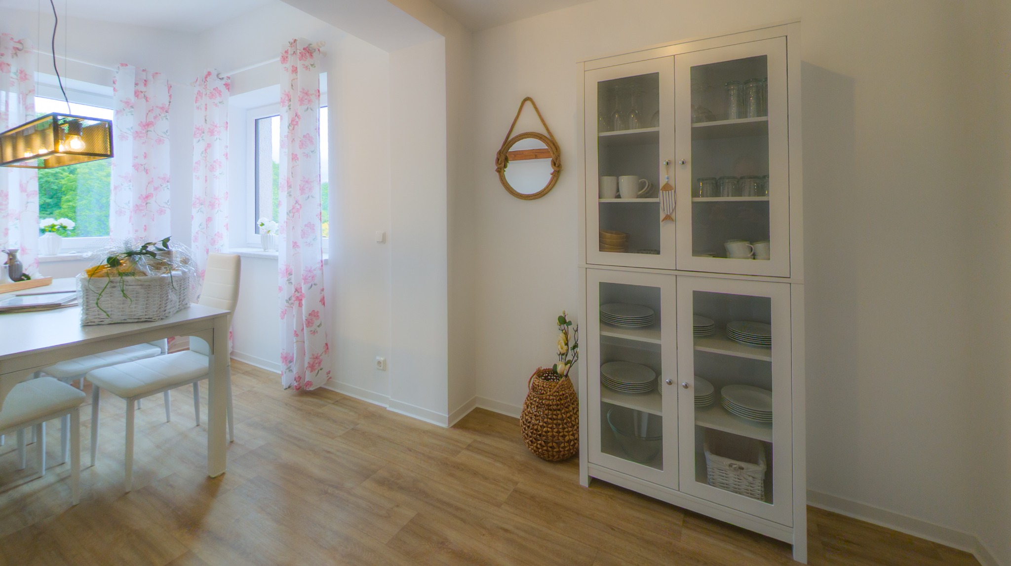 Heidi – Essbereich und Geschirrschrank